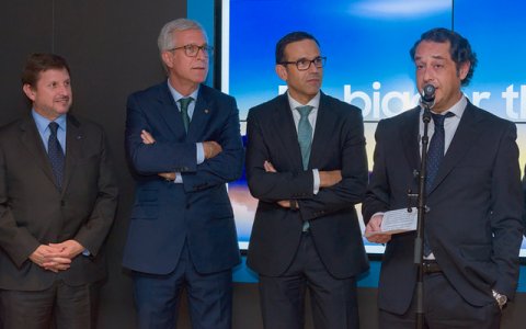 Les autoritats locals i directius de Caixabank van inaugurar la nova oficina Store Ponent. FOTO: CEDIDA.