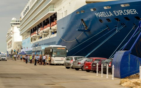 Una imatge de l'arribada d'un creuer ple de passatgers al Port de Tarragona. FOTO: CEDIDA.