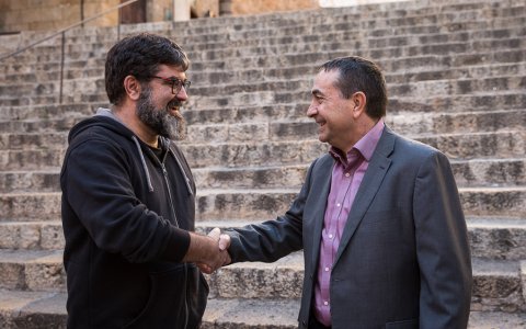 Una imatge de l'encaixada de mans entre Font i Crespo. FOTO: CEDIDA.