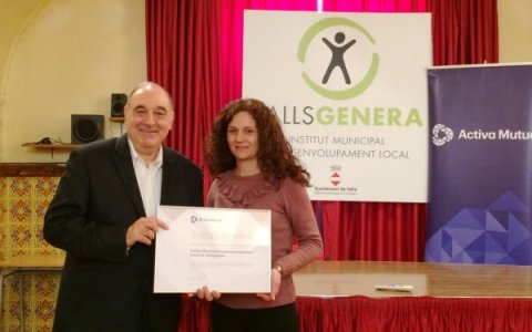 La delegada de Valls d'Activa Mutua, Sara Pagà, va lliurar el guardó a Joan Carles Solé, president de l'IMDL Vallsgenera. FOTO: CEDIDA.