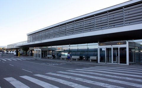 Pla general de l'exterior de la terminal de l'Aeroport de Reus. FOTO: CEDIDA.