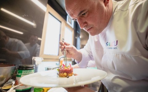 Un dels xefs elaborant els plats durant la presentació del Salou Food Experience 2020. FOTO: CEDIDA.