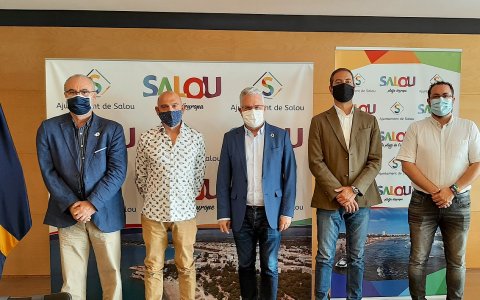 Foto dels membres del consistori i de l'associació Shopping Salou. FOTO: CEDIDA.