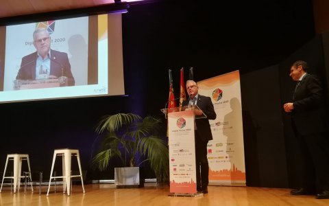 L'alcalde Pere Granados fent el seu discurs després de recollir el premi. FOTO: CEDIDA.