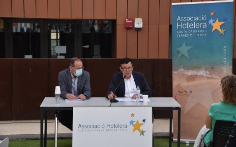 La roda de premsa de l'associació hotelera, que fins ara aglutinava el sector de Salou, Cambrils i La Pineda, i ara passa a tenir àmbit provincial.