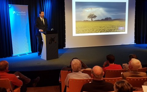Més de 150 clients de l'entitat financera s'han trobat al CaixaForum de Tarragona. FOTO: CEDIDA.