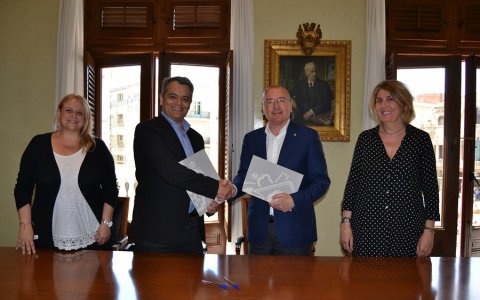 L'encaixada de mans després de la signatura del conveni. FOTO: CEDIDA.
