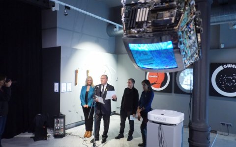 L'alcalde de Reus, Carles Pellicer, i el president de BEEP, Andreu Rodríguez, durant la inauguració al Museu de Reus.