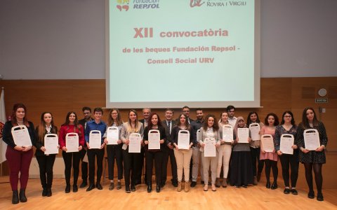 Els alumnes dotats amb les beques de la Fundación Repsol i el Consell Social de la URV. FOTO: CEDIDA.