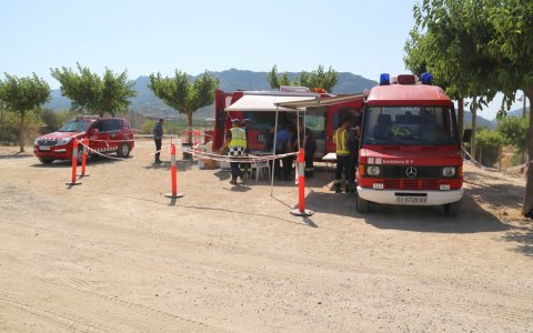 Una imatge dels Bombers a l'incendi de la Ribera d'Ebre. FOTO: CEDIDA.