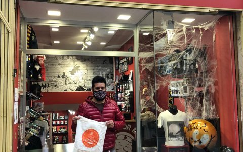 Un ciutadà amb la bossa de Som comerç TGN. FOTO: CEDIDA.