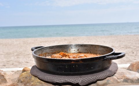 Un arròs amb essència marinera que es pot degustar veient el Castell de Tamarit. FOTO: CEDIDA.