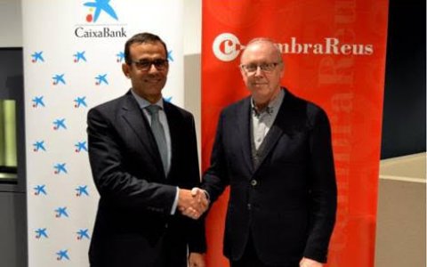 Els representants de Caixabank i la Cambra de Comerç de Reus han subscrit un acord per fomentar la competitivitat empresarial. FOTO: CEDIDA.
