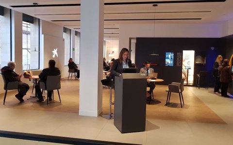 Un empleat de CaixaBank rep al client i l'acompanya en les seves gestions. FOTO: CEDIDA.