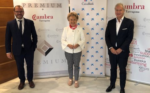 D'esquerra a dreta, Eduard Gené, director de Banca d'Institucions de CaixaBank a Tarragona; Laura Roigé, presidenta de la Cambra de Tarragona i Quim Macià, director de Banca d'Institucions de CaixaBank a Catalunya. FOTO: CEDIDA.
