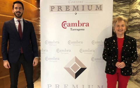 La presidenta de la Cambra, Laura Roigé, i Arnau Farré, director de les oficines de Tarragona i Salou de l'empresa. FOTO: CEDIDA..