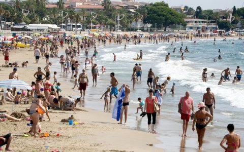 Una imatge de turistes a les platges de la Costa Daurada. FOTO: CEDIDA.