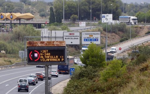 Rètol lluminós que informa de la restricció de pas de camions per l'N-340, fins a Vilafranca Sud, a l'alçada de l'accés del peatge d'Altafulla-Torredembarra. FOTO: CEDIDA.