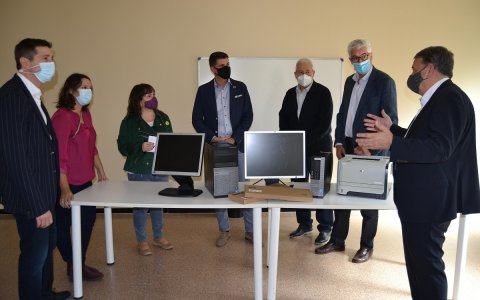 Moment de l'entrega dels equips informàtics per part de Cargill i Pintaluba. FOTO: CEDIDA.