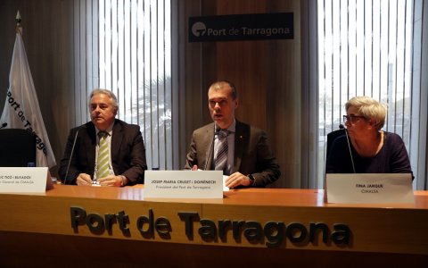 El director general de CIMALSA, Enric Ticó; el president del port de Tarragona, Josep Maria Cruset; i Fina Jarque, directora econòmico-financera i d'organització de CIMALSA. FOTO: CEDIDA.