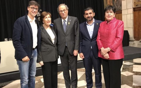 Rosita Camps rep de mans del President de la Generalitat la distinció per la seva tasca desenvolupada al Colomí. FOTO: CEDIDA.