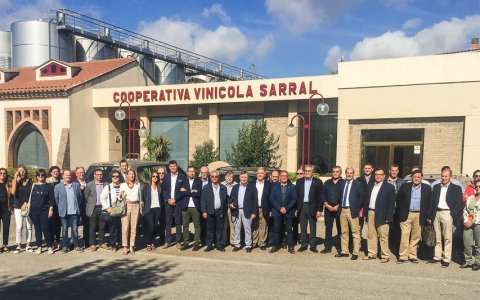 Els representants de la Cambra davant de la Cooperativa de Sarral, tot just abans d'iniciar-se el Ple.