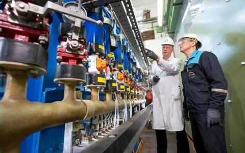 Dos empleados de Covestro inspeccionan una planta de demostración durante un tiempo de inactividad planificado en Leverkusen. FOTO: CEDIDA.