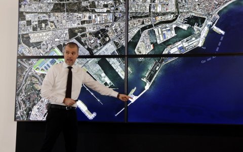 El president del Port de Tarragona, Josep Maria Cruset, detallant sobre un plànol gegant les tres terminals de creuers previstes en els pròxims anys. FOTO: CEDIDA.