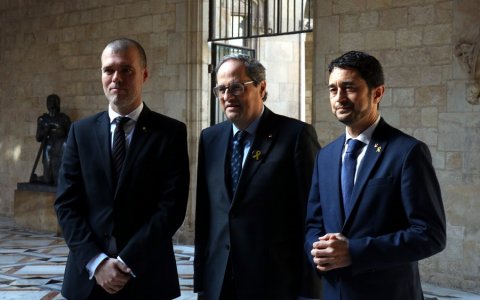 El president de la Generalitat, Quim Torra, acompanyat del president del Port de Tarragona, i el conseller de Territori Damià Calvet, al Palau de la Generalitat. FOTO: CEDIDA.