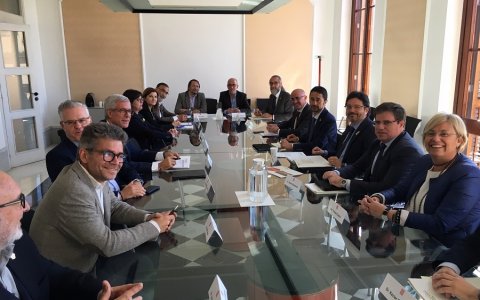 Una imatge de la reunió entre el conseller de Territori, Damià Calvet, representants del Govern i dels ajuntaments a Tarragona. FOTO: CEDIDA.