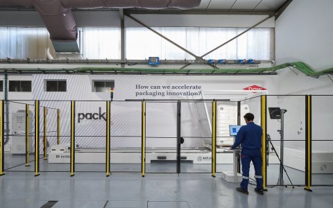 Un treballador a les noves instal·lacions de Pack Studios de Dow. FOTO: CEDIDA.