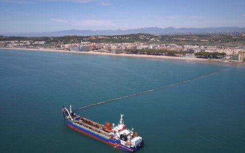 Una draga treu sorra del fons del mar per dur-la a la platja. FOTO: CEDIDA.