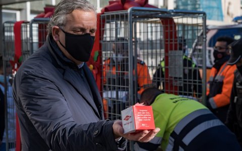 La capsa de bombons d'obsequi als professionals de la salut. FOTO: CEDIDA.