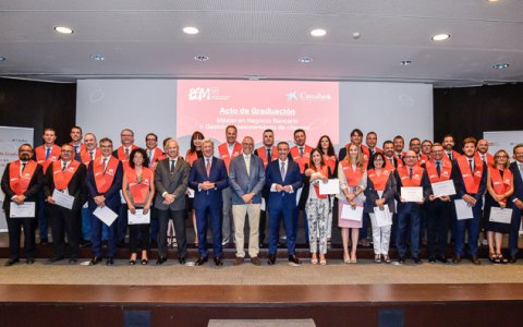 Imatge de tots els graduats del màster. FOTO: CEDIDA.