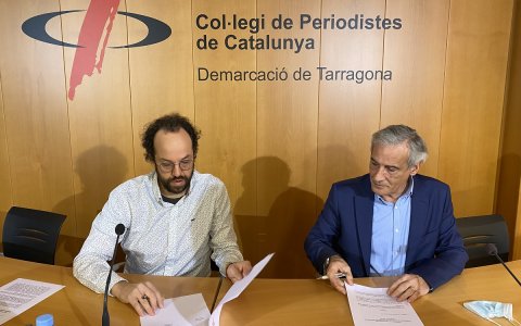 El president de la Demarcació de Tarragona del Col·legi de Periodistes, Esteve Giralt, i el responsable de Comunicació i de Relacions Externes de Repsol a Tarragona, Josep Bertran, durant la signatura del conveni.