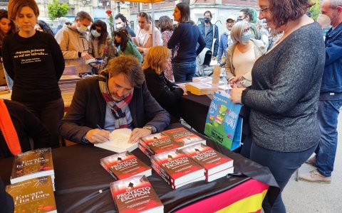 Roberto Villarreal, autor de la obra, durante la jornada de Sant Jordi de 2022.