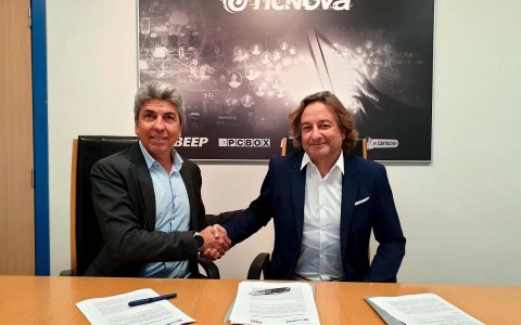 Joan Ballester, CEO de TICNOVA, i Ricard Carbó, CEO de AIO, al moment de la firma.