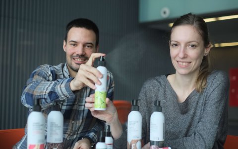 Els responsables de Freshly Cosmetics, amb productes de la seva marca. FOTO: Xavi Jurio.