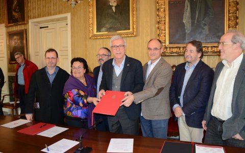 Els signants del conveni a l'Ajuntament de Tarragona. FOTO: CEDIDA.