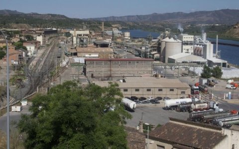 La històriaca planta d'Ercros a Flix.
