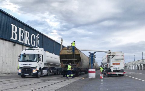 Càrrega d'un dels trens des dels camions. FOTO: CEDIDA.