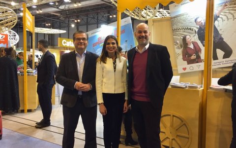 L’estand de Tarragona a FITUR; d'esquerra a dreta, el conseller de Presidència, José Luis Martín; la consellera de Turisme, Inmaculada Rodríguez i el diputat al Congrés, Jordi Roca. FOTO: CEDIDA.