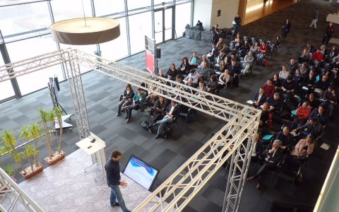 Un emprenedor exposa el seu projecte als assistents.