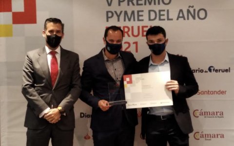 Marc Miquel i Daniel Miquel, CEOs d'Oxaquim, després de rebre el Premi Pime de l'Any Terol 2021 de mans d'Óscar Espadas.
