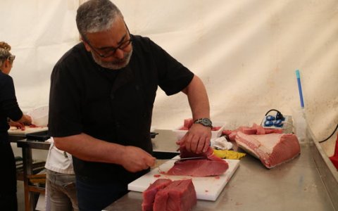 Un empleat de Balfegó tallant tonyina. FOTO: ACN.
