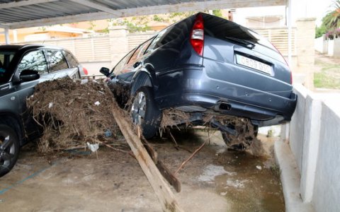 Un cotxe arrossegat per l'aigua a Alcanar Platja l'octubre del 2018. FOTO: ACN.