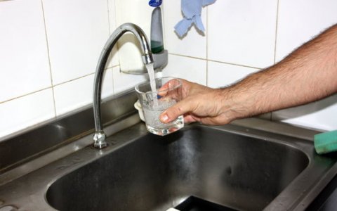 L'aigua va ser un dels productes que ha ajudat a encarir els preus. FOTO: ACN.