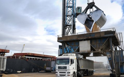 Imatge de la descàrrega de gra d'un vaixell al Port de Tarragona. FOTO: ACN.