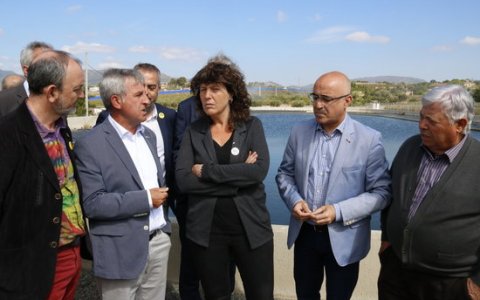 La consellera Teresa Jordà, amb els representants de la Comunitat de Regants de Valls i el delegat del govern a Tarragona, Òscar Peris, conversant davant la bassa de captació de la comunitat en una imatge del mes de maig de l'any passat. FOTO: ACN.
