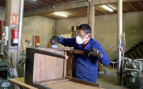 Un fuster treballant al seu taller. FOTO: ACN.